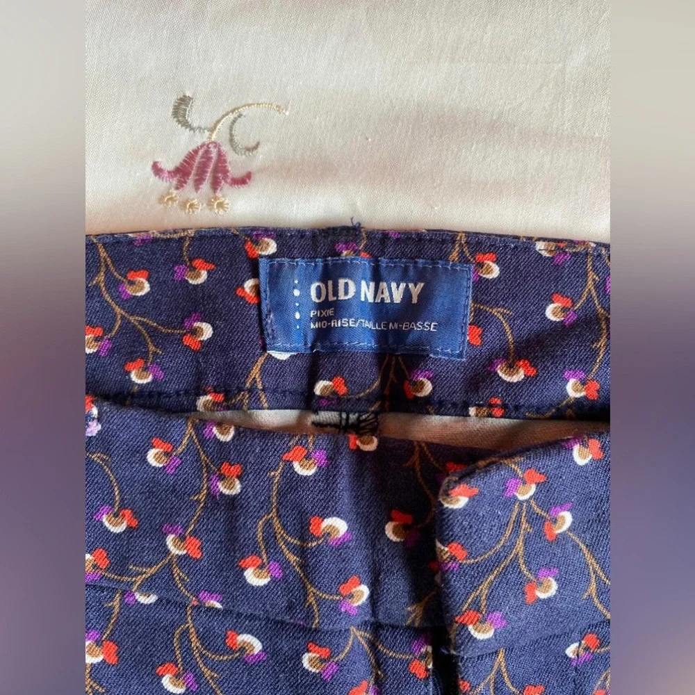 💐Old Navy Floral trousers💐 - Picture 2 of 6